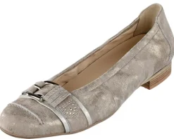 Ballerina mit dekorativer Lederbandage und Metallzierschließe
