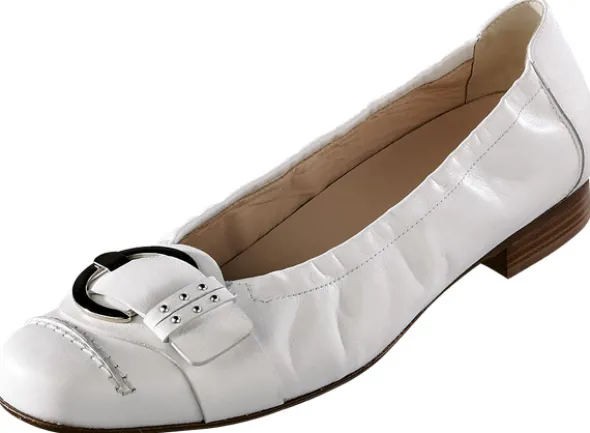 Bequemer Ballerina mit großer Metallzierschließe