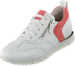 Sneaker mit metallfarbenem Dekoelement in der Ferse