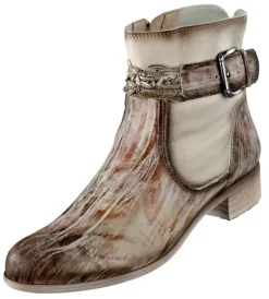 Sommerlicher Stiefel mit Zierschließe am Schaft von PintoDiBlu